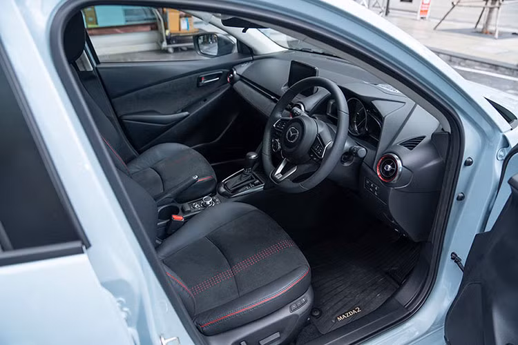 Xe chỉ thay đổi nhẹ trong thiết kế ngoại thất như lưới tản nhiệt, cản trước và vành la-zăng. Riêng lưới tản nhiệt của xe có 2 phong cách thiết kế khác nhau. Một phong cách nhấn mạnh vào sự thể thao với mắt lưới tổ ong. Phong cách thứ hai của Mazda2 2023 lấy cảm hứng từ ôtô điện nên có thiết kế gần như đóng kín.