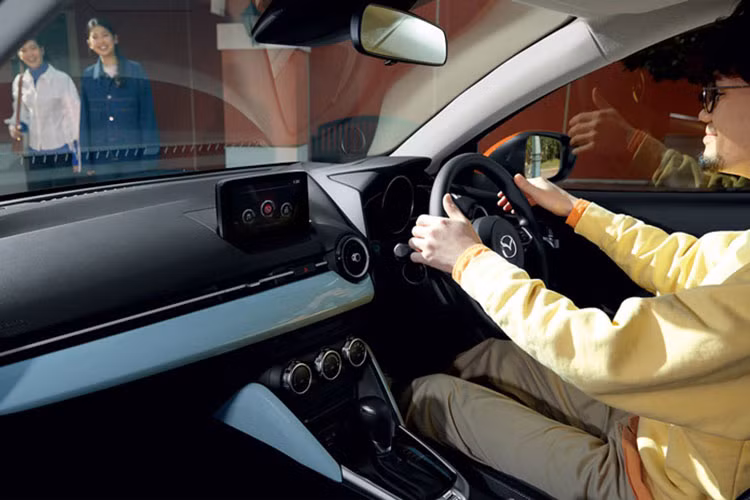 Chưa hết, Mazda2 2023 tại Thái Lan còn có những trang bị an toàn như 2 túi khí trước, 8 cảm biến hỗ trợ đỗ xe chia đều trước/sau, camera 360 độ, hệ thống kiểm soát hành trình thích ứng bằng radar, kiểm soát tốc độ tự động, phanh khẩn cấp tự động SCBS, điều hướng mô-men xoắn khi ôm cua G-Vectoring Plus...