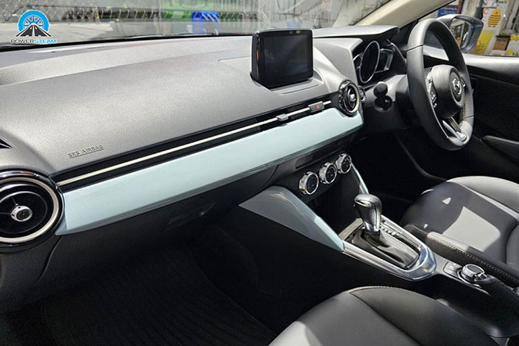 Ốp nhựa trên Mazda2 203 được làm từ chất liệu Bioplastic thân thiện với môi trường hơn. Phần nóc xe lại được dán film bằng vinyl giúp giảm phát thải khí CO2. Về trang bị, mẫu xe hạng B này tại Thái Lan sở hữu đèn pha tự động bật/tắt, gương chiếu hậu chỉnh điện/gập điện/tích hợp báo rẽ và cần gạt nước tự động.