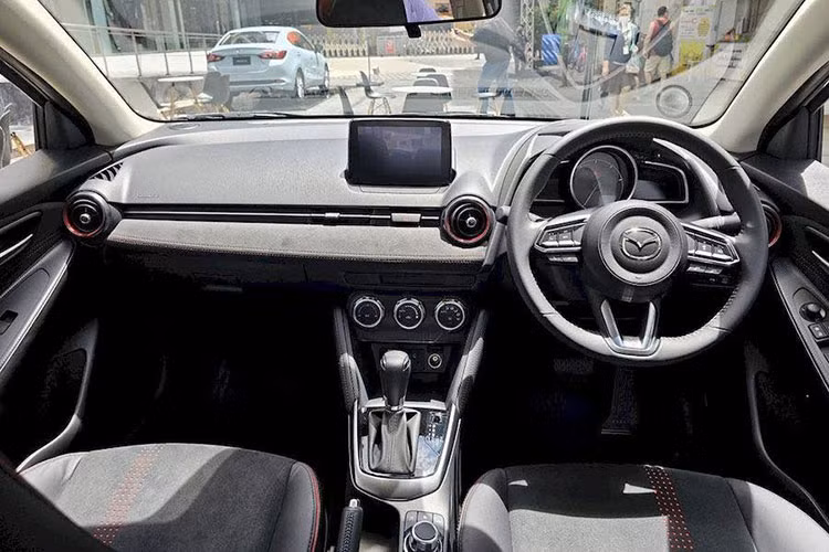 Nội thất của xe mang phong cách Sport Design sẽ được bọc da pha da lộn Grand Luxe Suede màu đen, cửa gió điều hòa và chỉ khâu màu đỏ. Trong khi đó, phong cách New Wave Design tập trung vào sự sống động với ốp nhựa màu trắng Pure White, đen Mirror Black hoặc xanh lam Gross Light Blue trên mặt táp-lô, tương ứng với màu sơn ngoại thất cũng như chấu la-zăng.