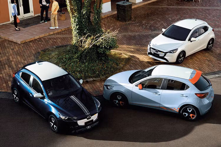 Đó là lý do vì sao dù ít thay đổi nhưng xe Mazda trông vẫn hợp thời và không bị lạc hậu so với các đối thủ mới ra đời. Mazda2 2023 chính là một trong những minh chứng cho điều này. Như thông tin đã đưa, Mazda2 2023 nâng cấp ở thị trường Thái Lan có 2 phong cách thiết kế mang tên Sport Design và New Wave Design.