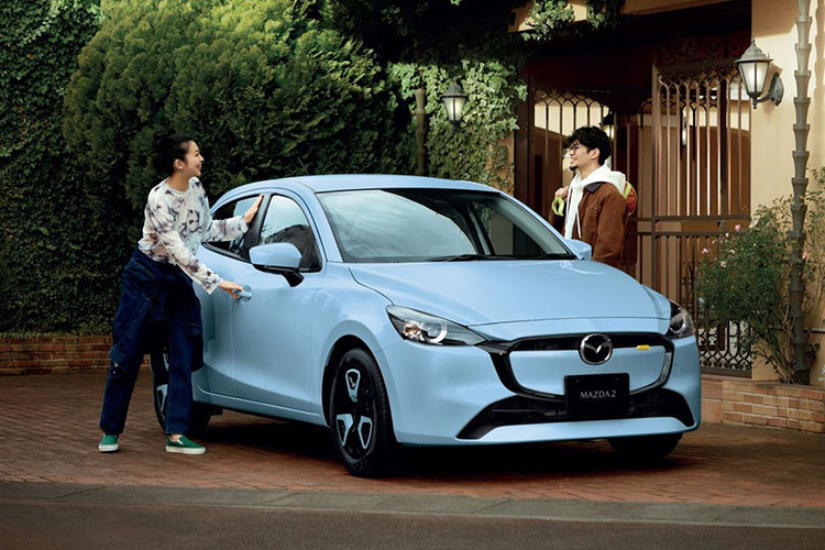 Cả hai động cơ đều đi với hộp số tự động 6 cấp và hệ dẫn động cầu trước. Tại thị trường Thái Lan, xe có 5 phiên bản, bao gồm 1.3 C, 1.3 S, 1.3 SP, 1.5 XD và 1.5 XDL, mức giá xe Mazda2 2023 bán ra sẽ dao động từ 599.000 - 830.000 Baht (khoảng 404 - 599 triệu đồng).