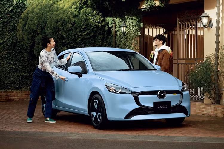 Cả hai động cơ đều đi với hộp số tự động 6 cấp và hệ dẫn động cầu trước. Tại thị trường Thái Lan, xe có 5 phiên bản, bao gồm 1.3 C, 1.3 S, 1.3 SP, 1.5 XD và 1.5 XDL, mức giá xe Mazda2 2023 bán ra sẽ dao động từ 599.000 - 830.000 Baht (khoảng 404 - 599 triệu đồng).