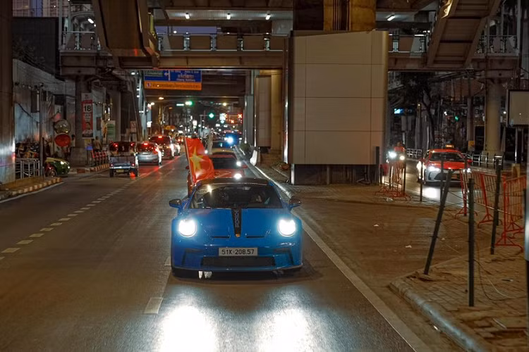 Như vậy, hiện đây là chiếc xe đua đường phố Porsche 911 GT3 thế hệ mới duy nhất đang được rao bán trên thị trường, tuy nhiên, mức giá bán của xe chưa được tiết lộ. Tại nước ngoài, mức giá xe Porsche 911 GT3 2022 có mức bán ra từ 143.600 USD (khoảng 3,3 tỷ đồng), mức giá mà nhà phân phối Porsche ở Việt Nam đưa ra là 12,65 tỷ đồng, sau khi ra biển số khoảng hơn 16 tỷ.