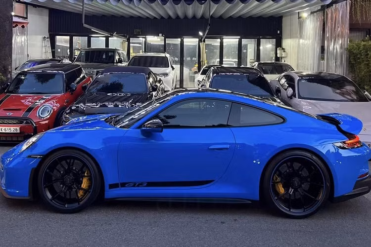 Chiếc xe đua đường phố Porsche 911 GT3 thế hệ mới bị Cường Đô la vừa bán đi đã khiến không ít người bất ngờ vì chỉ tối hôm qua, tay chơi siêu xe này còn chia sẻ nhiều bức ảnh chụp chiếc Porsche 911 GT3 992 rất nghệ thuật trong garage xe của mình.