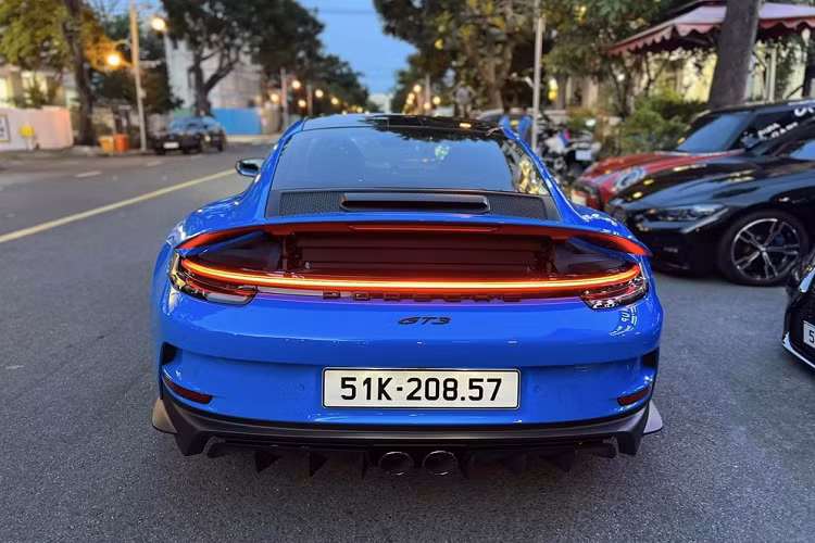 Xe đua đường phố Porsche 911 GT3 thế hệ mới của Cường "Đô-la" được mua không chính hãng, xe sau đó được độ thành bản Touring với loại bỏ cánh gió cố định đằng sau, điều chỉnh lại phần mềm để bộ não của xe nhận ra đây là 1 bản dành cho đi đường dài.