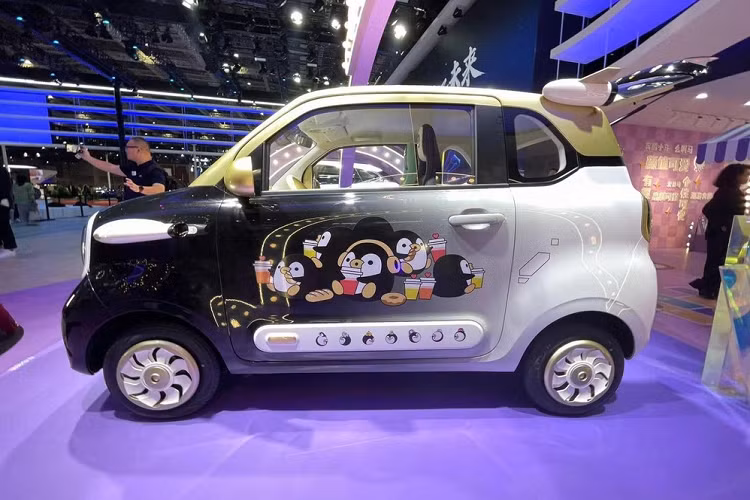 Khách hàng cũng có thể cá nhân hóa chiếc xe FAW Bestune Pony theo ý thích của mình, chẳng hạn như ngoại thất 3 màu trắng, đen, vàng cùng họa tiết các nhân vật hoạt hình thú vị, chưa hết, người mua còn có quyền yêu cầu hãng bọc ghế ngồi theo màu sắc mình thích... Đáng tiếc là giá bán cũng như động cơ xe FAW Bestune Pony chưa được tiết lộ.