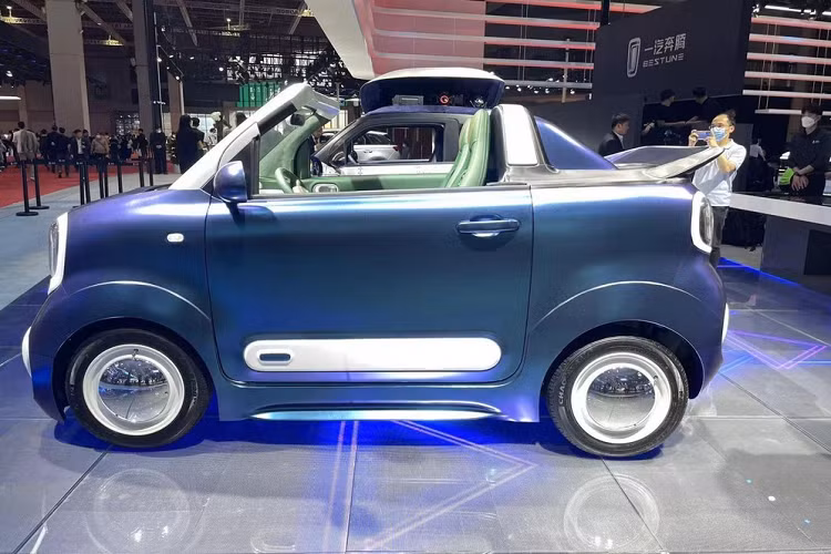 Về hình thức bên ngoài, xe điện FAW Bestune Pony cũng có thiết kế theo kiểu hình hộp như Wuling Hongguang Mini EV, Geely Panda Mini nhưng sử dụng nhiều đường nét sắc sảo, cùng các đường cong mang đến sự mới lạ cho ngoại hình.