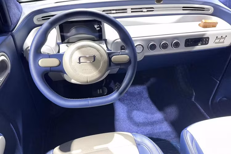 Điểm nhấn của FAW Bestune Pony có thể kể đến như hình dạng của đèn pha ở mặt trước rất cá tính cùng các tấm trang trí ở lưới tản nhiệt rất dễ nhận biết. Đồng thời, về phối màu, xe mới sẽ mang đến các phối màu phong phú như trắng, hồng, xanh hoặc ngoại thất 2 màu để người tiêu dùng lựa chọn.