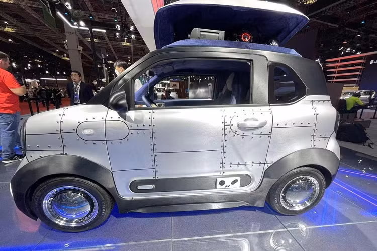 Sự xuất hiện của FAW Bestune Pony EV 2023 mới lại thổi thêm 1 cơn gió mới mẻ cho phân khúc xe ô tô điện cỡ nhỏ, điều thú vị là chiếc xe ô tô điện FAW Bestune Pony có cả tùy chọn xe mui trần cùng kha khá đồ chơi theo xe cho khách lựa chọn lắp thêm.