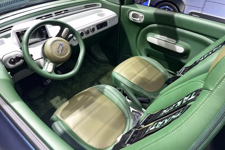 Đồng thời, các nút điều khiển điều hòa dạng núm xoay trên bảng điều khiển trung tâm cũng nâng cao tính tiện dụng cho xe.