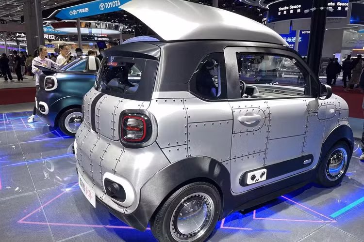 Tại triển lãm ô tô Thượng Hải 2023, thương hiệu FAW đã chính thức trình làng mẫu xe mới Bestune Pony của mình đến với giới truyền thông cũng như các khách hàng, và qua đó, cũng là lời thách thức đến "vua doanh số" Wuling Hongguang Mini EV - chiếc ôtô điện sắp được bán chính hãng tại Việt Nam.