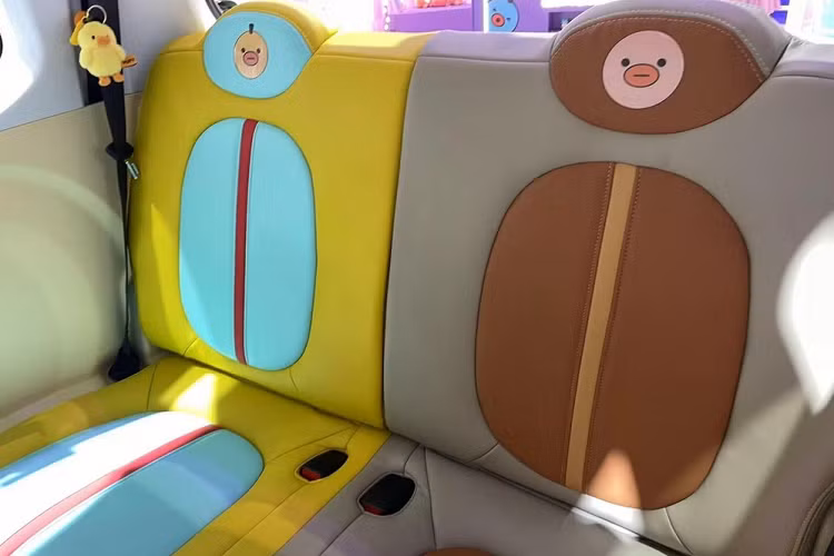 Thiết kế phía sau xe rõ ràng giống với mặt trước. Về nội thất, xe mới sử dụng vô-lăng đa chức năng 5 chấu kép, phối màu nội thất xám và xanh khiến xe có diện mạo mới khá ưng ý.