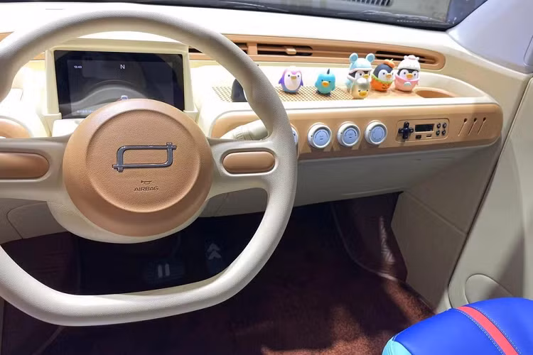 Sang bên hông, khái niệm thiết kế tổng thể "chiếc hộp vuông nhỏ" của chiếc xe điện thu nhỏ vẫn được giữ nguyên, trục bánh xe hai bên nhô ra ngoài, chưa hết, xe mới còn sử dụng bộ vành cản gió thấp, tạo hình thời trang hơn.