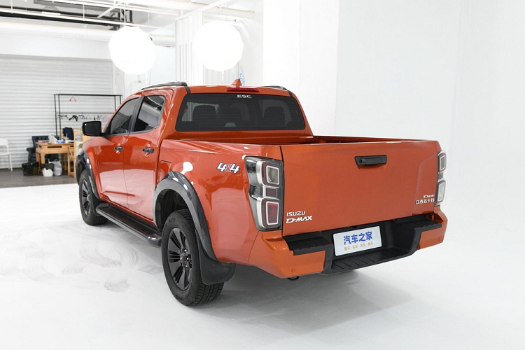 Hộp số ZF 8AT. Về hệ thống treo, xe sử dụng hệ thống treo độc lập tay đòn kép phía trước và hệ thống treo không độc lập đa liên kết phía sau, hệ thống treo sau cũng có các tùy chọn mới, mang đến sự thoải mái hơn khi lái xe.