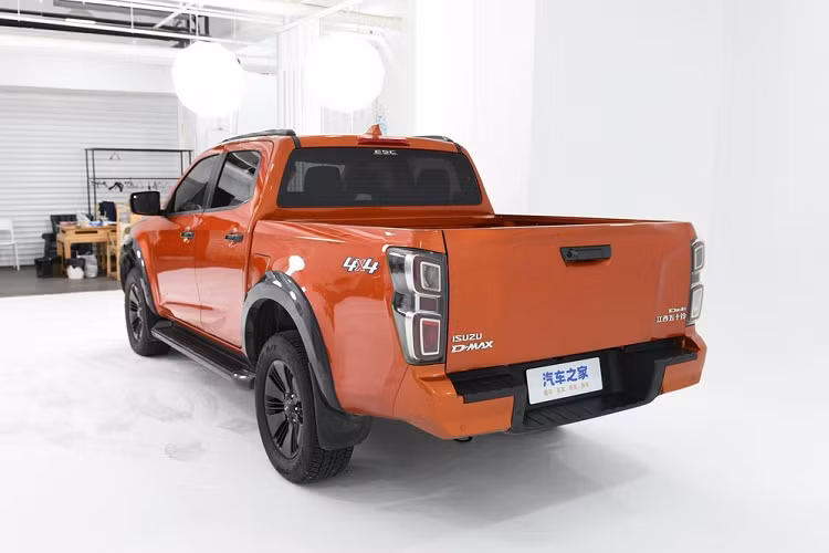 Hộp số ZF 8AT. Về hệ thống treo, xe sử dụng hệ thống treo độc lập tay đòn kép phía trước và hệ thống treo không độc lập đa liên kết phía sau, hệ thống treo sau cũng có các tùy chọn mới, mang đến sự thoải mái hơn khi lái xe.