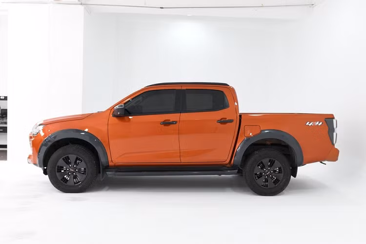 Ngoài bộ áo cam rất nổi bật, chiếc xe bán tải Isuzu D-Max V-Cross còn bổ sung rất nhiều chi tiết được sơn đen bóng như mặt ca-lăng và lưới tản nhiệt, vòm bánh xe, cản trước, vỏ gương, tay nắm cửa, thanh giá nóc và tay nắm thùng hàng. Cuối cùng là bộ mâm cũng được sơn màu tối.
