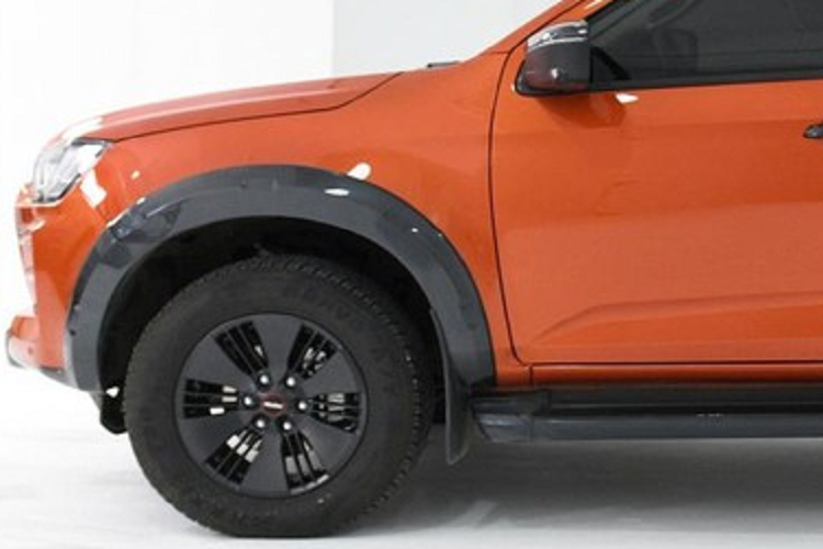 Về nội thất, chiếc xe có ghế ngồi bọc da 2 màu là đen và xám với điểm nhấn là sọc màu cam rất thể thao, ngoài ra, công nghệ nhựa dẻo mềm cũng được thêm vào ở các vật liệu bên trong khoang lái, giúp cảm giác chạm tốt hơn.