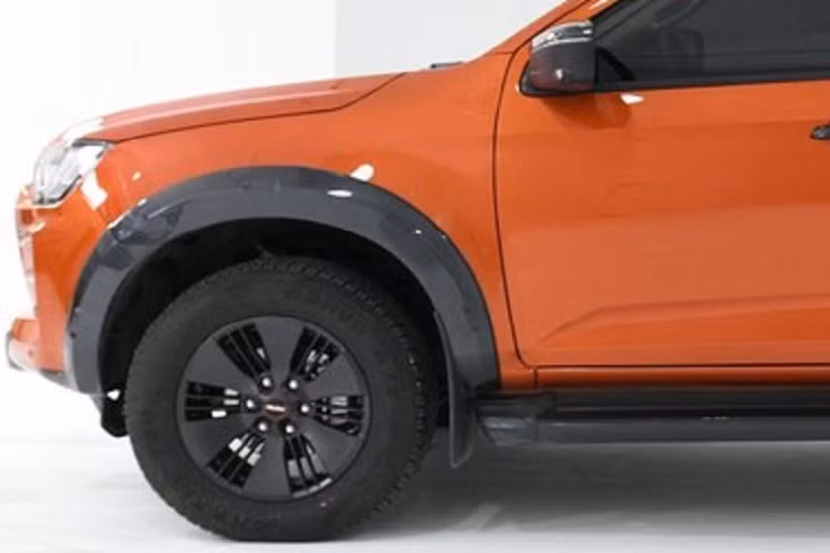 Về nội thất, chiếc xe có ghế ngồi bọc da 2 màu là đen và xám với điểm nhấn là sọc màu cam rất thể thao, ngoài ra, công nghệ nhựa dẻo mềm cũng được thêm vào ở các vật liệu bên trong khoang lái, giúp cảm giác chạm tốt hơn.