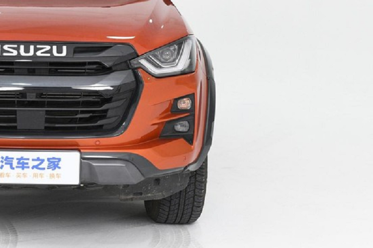 Vô-lăng Isuzu D-Max V-Cross là loại ba chấu, bảng đồng hồ có kích thước 10,25 inch và màn hình giải trí cảm ứng có kích thước 12,3 inch. Đáng chú ý là Isuzu D-Max V-Cross còn được nâng cấp sức mạnh, xe sử dụng động cơ diesel RZ4E 1.9T với công suất tối đa 177 mã lực, mô-men xoắn cực đại 410 Nm, các thông số được cải thiện toàn diện.