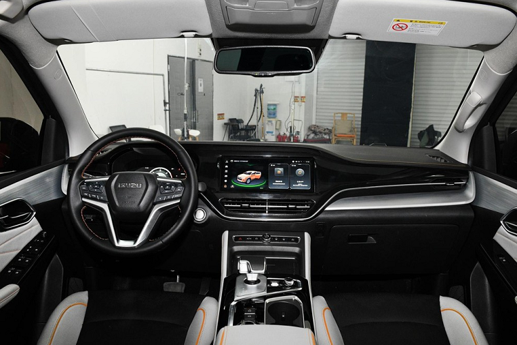 Isuzu D-Max V-Cross có kích thước thân xe bao gồm chiều dài 5.280 mm, chiều rộng 1.900 mm và chiều cao 1.850 mm, chiều dài cơ sở là 3.125 mm, góc tiếp cận/góc khởi hành là 28/25° và khoảng sáng gầm xe tối thiểu là 230 mm.