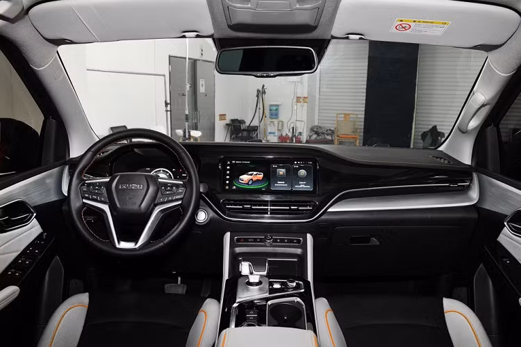 Isuzu D-Max V-Cross có kích thước thân xe bao gồm chiều dài 5.280 mm, chiều rộng 1.900 mm và chiều cao 1.850 mm, chiều dài cơ sở là 3.125 mm, góc tiếp cận/góc khởi hành là 28/25° và khoảng sáng gầm xe tối thiểu là 230 mm.