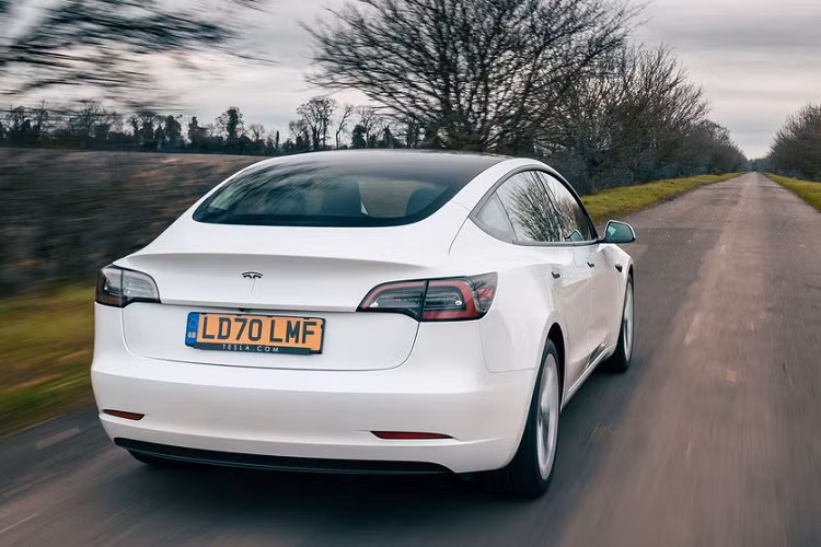 Ngoài ra, đơn kiện còn cho biết Tesla đã bán chiếc xe trong tình trạng "bị lỗi và không an toàn khi va chạm". Hình ảnh hiện trường vụ tai nạn cho thấy chiếc Tesla Model 3 đã cháy trơ khung trước khi được dập lửa. Các mẫu xe Tesla được trang bị cửa mở điện nên nếu hệ thống điện 12V không hoạt động, nhiều người sẽ gặp khó trong việc thoát ra khỏi xe.