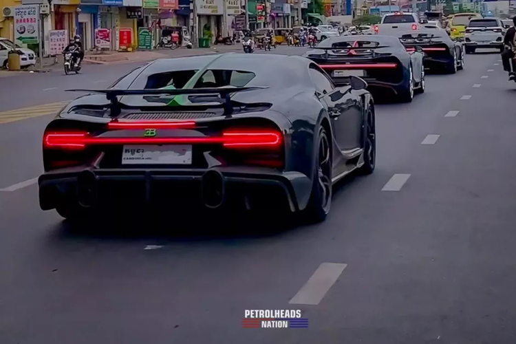 Và chỉ 1 tuần sau đó, cơn địa chấn mang tên Bugatti Chiron của các đại gia Campuchia nâng lên tầm cao mới với thêm 1 xe góp mặt, tức có đến 3 chiếc Bugatti Chiron di chuyển thành hàng, đủ làm lu mờ nhiều mẫu siêu xe đắt tiền di chuyển phía sau.