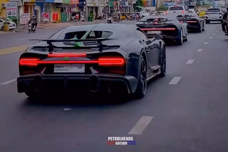 Và chỉ 1 tuần sau đó, cơn địa chấn mang tên Bugatti Chiron của các đại gia Campuchia nâng lên tầm cao mới với thêm 1 xe góp mặt, tức có đến 3 chiếc Bugatti Chiron di chuyển thành hàng, đủ làm lu mờ nhiều mẫu siêu xe đắt tiền di chuyển phía sau.