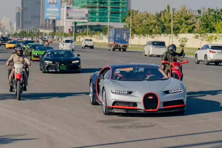 Bugatti Chiron chỉ được sản xuất giới hạn 500 xe trên toàn cầu, riêng bản Bugatti Chiron Super Sport chỉ sản xuất 60 xe, đi kèm mức giá bán lên đến 3,9 triệu đô la, tương đương khoảng 90 tỷ đồng, cao hơn 1,3 triệu đô la so với bản tiêu chuẩn.