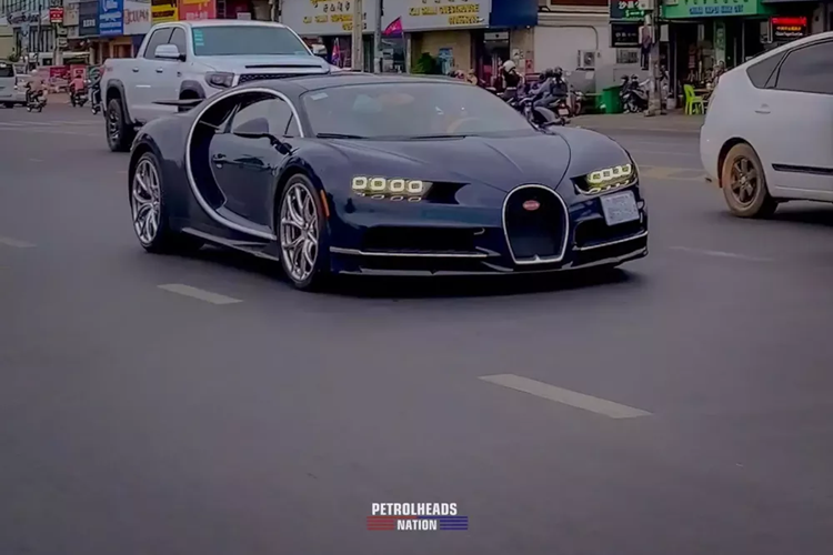 Cụ thể là ngoài chiếc siêu xe Bugatti Chiron thứ 3 về Campuchia thuộc bản tiêu chuẩn, xe thứ 4 là Bugatti Chiron Super Sport, còn có 1 xe Bugatti Chiron đầu tiên về đây, thuộc bản tiêu chuẩn, được cho của chủ cũ siêu phẩm McLaren P1.