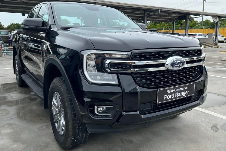 Ngoài sức mạnh động cơ và thiết kế bắt mắt, Ford Ranger còn ghi điểm với những công nghệ an toàn chủ động nổi bật hơn hẳn các đối thủ cùng phân khúc. Ford Ranger hiện được phân phối với 6 phiên bản, giá xe dao động từ 659 - 965 triệu đồng.
