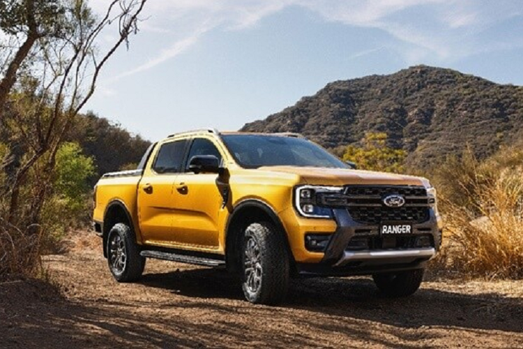 Kế đến là động cơ dầu tăng áp kép, dung tích 2.0L chỉ có trên bản Wildtrak cao cấp nhất, đem lại sức mạnh 207 mã lực tại tua máy 3.500 vòng/phút và 500 Nm tại dải tua máy 1.750 – 2.000 vòng/phút, đi kèm hộp số tự động 10 cấp.