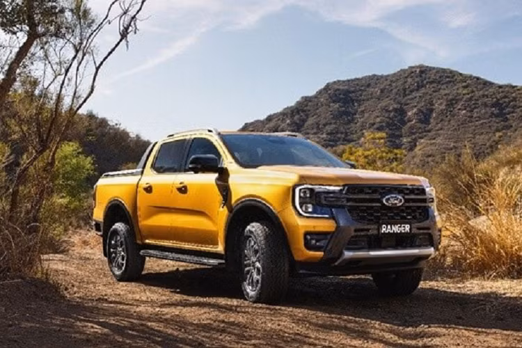 Kế đến là động cơ dầu tăng áp kép, dung tích 2.0L chỉ có trên bản Wildtrak cao cấp nhất, đem lại sức mạnh 207 mã lực tại tua máy 3.500 vòng/phút và 500 Nm tại dải tua máy 1.750 – 2.000 vòng/phút, đi kèm hộp số tự động 10 cấp.