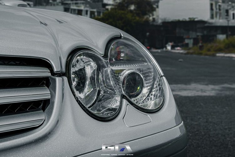 Xe hiện được dán màu bạc được thực hiện tại GTA Wrapping.