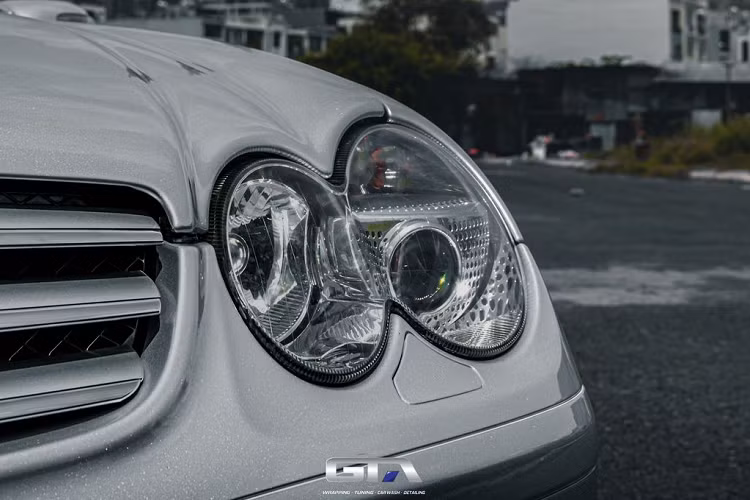 Xe hiện được dán màu bạc được thực hiện tại GTA Wrapping.