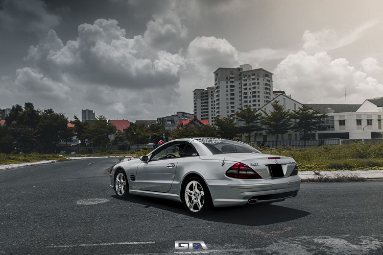Còn chiếc Mercedes-Benz SL55 AMG hàng hiếm trong bài là chiếc xe hiếm hoi còn “nguyên zin” tại Việt Nam. Xe hiện được dán màu bạc được thực hiện tại GTA Wrapping.