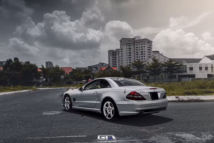 Còn chiếc Mercedes-Benz SL55 AMG hàng hiếm trong bài là chiếc xe hiếm hoi còn “nguyên zin” tại Việt Nam. Xe hiện được dán màu bạc được thực hiện tại GTA Wrapping.