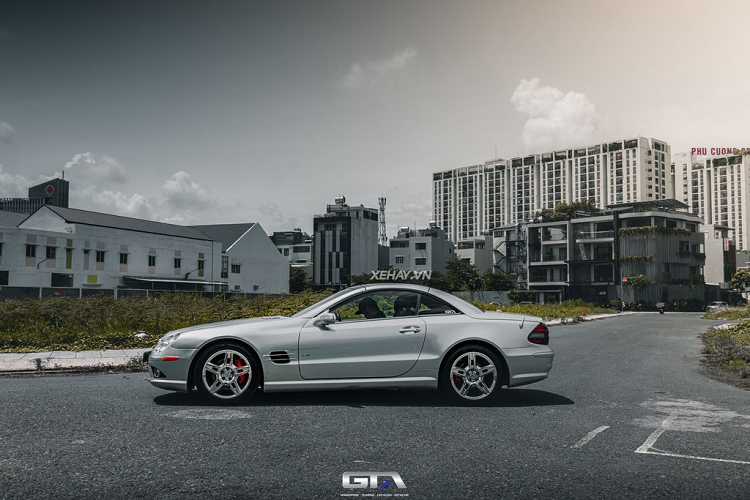 Số lượng Mercedes-Benz SL55 AMG tại Việt Nam chỉ đếm trên đầu ngón tay. Theo tìm hiểu, hiện tại dải đất hình chữ S có một chiếc SL55 từng được độ bodykit SL65 AMG cùng gói độ Misha Design &amp; Platinum Motorsport nhưng rất hiếm khi lộ diện.