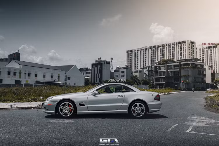 Số lượng Mercedes-Benz SL55 AMG tại Việt Nam chỉ đếm trên đầu ngón tay. Theo tìm hiểu, hiện tại dải đất hình chữ S có một chiếc SL55 từng được độ bodykit SL65 AMG cùng gói độ Misha Design &amp; Platinum Motorsport nhưng rất hiếm khi lộ diện.