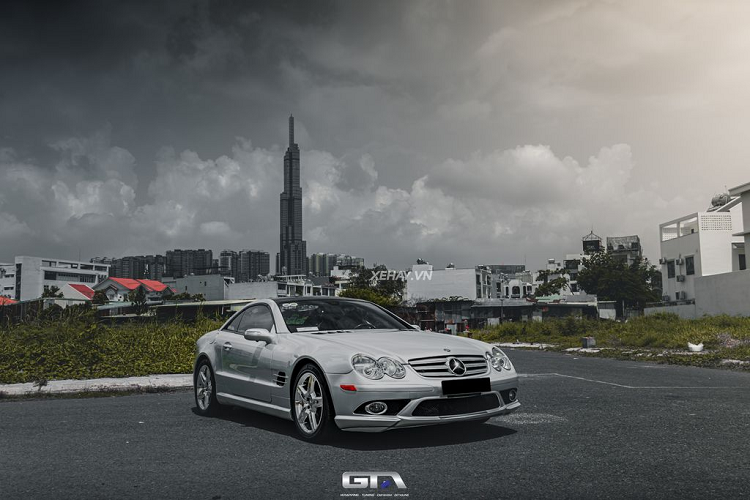 Cụ thể, mui cứng của xe có thể gấp gọn bằng cơ cấu thủy lực và xếp bên dưới cốp sau. Theo đó, khi trời nắng SL sẽ trở thành một chiếc coupe và cũng có thể dễ dàng biến thành xe mui trần vào một ngày đẹp trời chỉ sau một nút bấm. Đây cũng chính là chi tiết đưa Mercedes đi trước thời đại so với các thương hiệu khác.