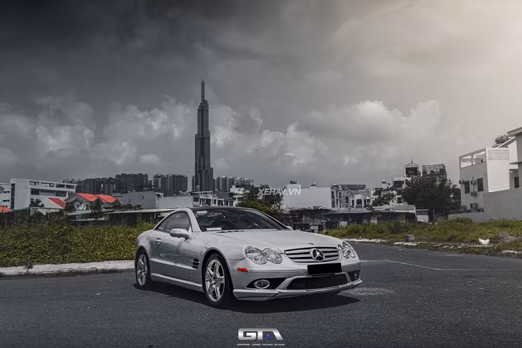 Cụ thể, mui cứng của xe có thể gấp gọn bằng cơ cấu thủy lực và xếp bên dưới cốp sau. Theo đó, khi trời nắng SL sẽ trở thành một chiếc coupe và cũng có thể dễ dàng biến thành xe mui trần vào một ngày đẹp trời chỉ sau một nút bấm. Đây cũng chính là chi tiết đưa Mercedes đi trước thời đại so với các thương hiệu khác.