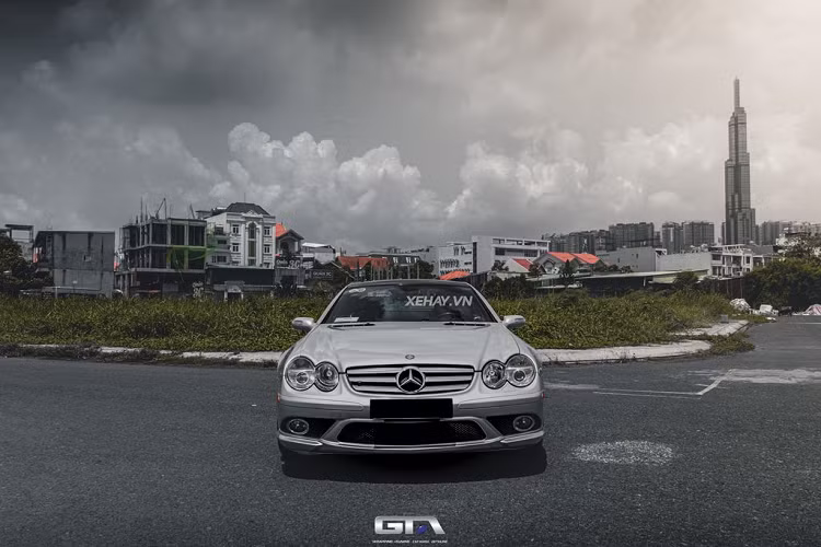 Vào thời điểm mới ra mắt, Mercede-Benz SL55 AMG từng là mẫu xe thể thao tốt nhất mà hãng xe Đức sản xuất. Mercedes SL Class hạng sang thể thao được yêu thích bởi đây là mẫu xe 2 trong 1.
