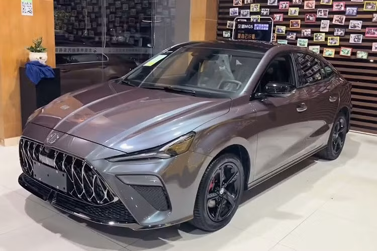 Xe có thể tăng tốc từ 0-100 km/h trong thời gian 6,9 giây. So với bản thường, MG5 Scorpio 2022 mạnh hơn 8 mã lực nhưng vẫn đạt vận tốc tối đa 200 km/h. Động cơ kết hợp với hộp số tự động ly hợp kép 7 cấp. Mức giá xe MG5 2024 hiện vẫn là một ẩn số.