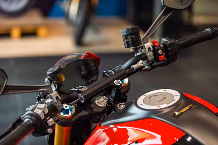 Cụm phanh trước là sự kết hợp giữa kẹp phanh Brembo Stylema cùng đĩa phanh kép 320 mm, trang bị này có khối lượng giảm 0,5 kg so với Monster tiêu chuẩn.