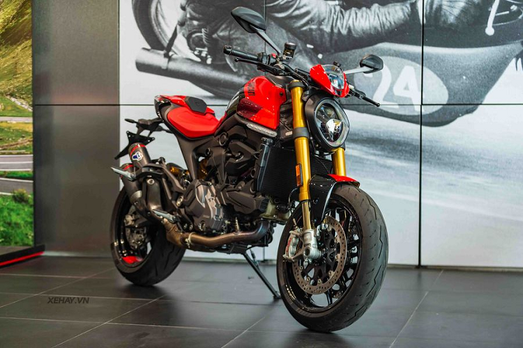 Chính thức ra mắt vào hồi tháng 9/2022, Ducati Monster SP 2023 mới là phiên bản cao cấp nhất thuộc dòng Monster. Hậu tố SP trong tên gọi của mẫu xe này là viết tắt của từ Sport Production – đại diện cho các phiên bản được cải tiến về trang bị nhằm đưa tới hiệu suất vận hành tốt hơn.