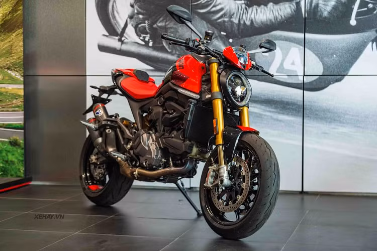 Chính thức ra mắt vào hồi tháng 9/2022, Ducati Monster SP 2023 mới là phiên bản cao cấp nhất thuộc dòng Monster. Hậu tố SP trong tên gọi của mẫu xe này là viết tắt của từ Sport Production – đại diện cho các phiên bản được cải tiến về trang bị nhằm đưa tới hiệu suất vận hành tốt hơn.