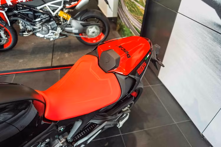 Ducati Monster SP 2023 vẫn sử dụng khối động cơ quen thuộc L-twin Testastretta 937cc sản sinh công suất 111 mã lực tại 9.250 vòng/phút và mô-men xoắn cực đại 93Nm tại 6.500 vòng/phút.