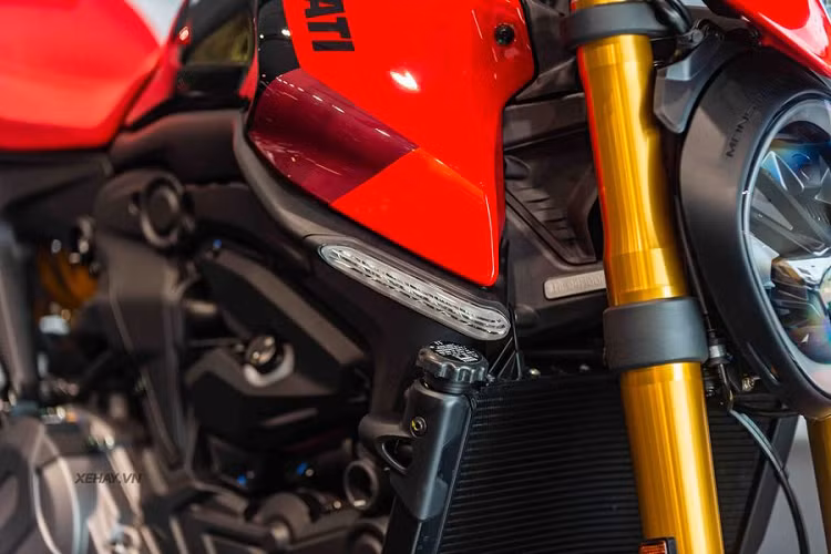 Để nâng cấp trải nghiệm lái xe cho khách hàng đồng thời tăng hiệu suất cho xe, Ducati đã trang bị thêm bộ ống xả kép Termignoni với phần đầu bô được làm từ sợi carbon. Một nâng cấp đáng chú ý khác của Monster SP là hệ thống pin lithium-ion. Trang bị này giúp xe giảm 2 kg, đồng thời đảm bảo được khả năng cung cấp điện cho nhiều thiết bị điện tử.