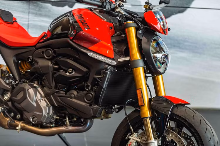Mẫu xe môtô Ducati Monster SP 2023 nổi bật với lớp sơn phối hai màu đỏ/đen, lấy cảm hứng từ những chiếc xe đua MotoGP của đội Ducati. Xe được trang bị giảm xóc trước Öhlins NIX30 đường kính 30mm và giảm xóc sau lò xo trụ đơn Öhlins dòng STX 36 Supersport có thể điều chỉnh độ cao của yên xe.